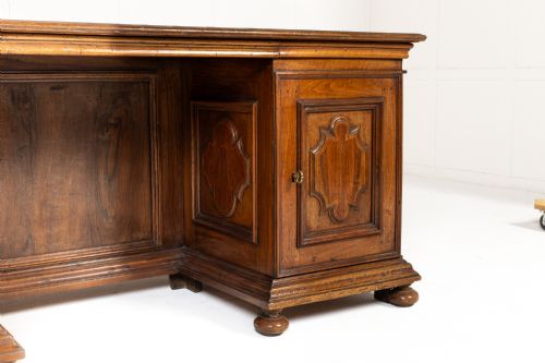 AN IMPORTANT 18TH CENTURY ITALIAN WALNUT DESK - ADDITIONAL PHOTO 4
