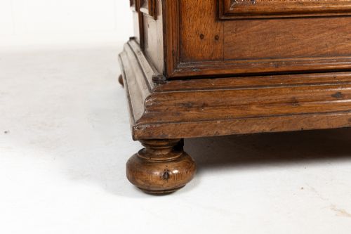 AN IMPORTANT 18TH CENTURY ITALIAN WALNUT DESK - ADDITIONAL PHOTO 5