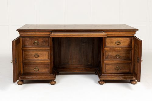 AN IMPORTANT 18TH CENTURY ITALIAN WALNUT DESK - ADDITIONAL PHOTO 6
