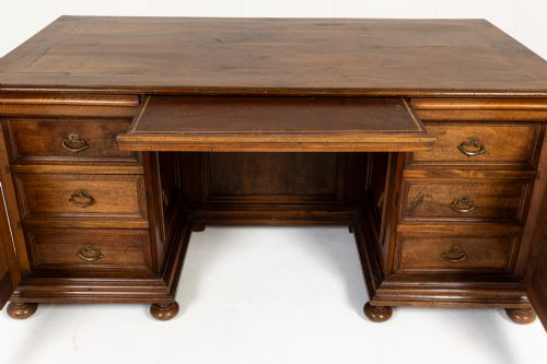 AN IMPORTANT 18TH CENTURY ITALIAN WALNUT DESK - ADDITIONAL PHOTO 7