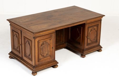 AN IMPORTANT 18TH CENTURY ITALIAN WALNUT DESK - ADDITIONAL PHOTO 9