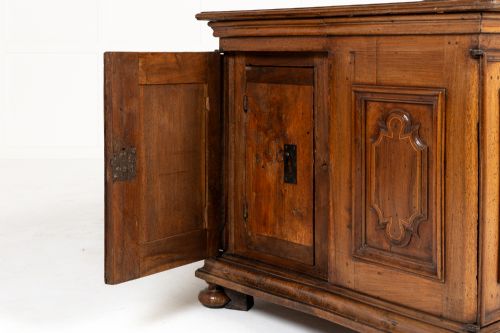 AN IMPORTANT 18TH CENTURY ITALIAN WALNUT DESK - ADDITIONAL PHOTO 11