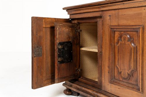 AN IMPORTANT 18TH CENTURY ITALIAN WALNUT DESK - ADDITIONAL PHOTO 12