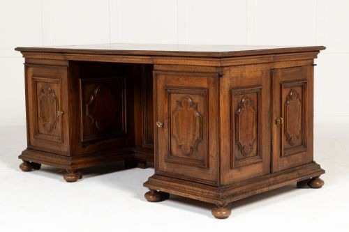 AN IMPORTANT 18TH CENTURY ITALIAN WALNUT DESK - ADDITIONAL PHOTO 13
