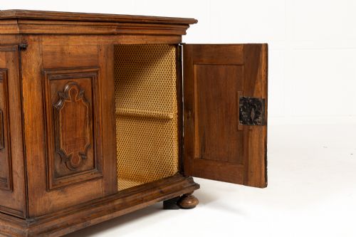 AN IMPORTANT 18TH CENTURY ITALIAN WALNUT DESK - ADDITIONAL PHOTO 15