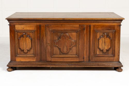 AN IMPORTANT 18TH CENTURY ITALIAN WALNUT DESK - ADDITIONAL PHOTO 16