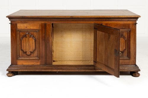 AN IMPORTANT 18TH CENTURY ITALIAN WALNUT DESK - ADDITIONAL PHOTO 17