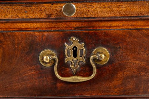 18TH CENTURY ENGLISH GEORGE III MAHOGANY CHEST OF DRAWERS - ADDITIONAL PHOTO 2