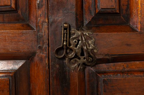 18TH CENTURY SPANISH WALNUT CUPBOARD - ADDITIONAL PHOTO 6