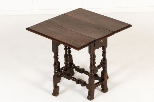 small 17th century english oak occasional table - CATEGORY: ANTIQUE TABLES - DATED 17TH CENTURY