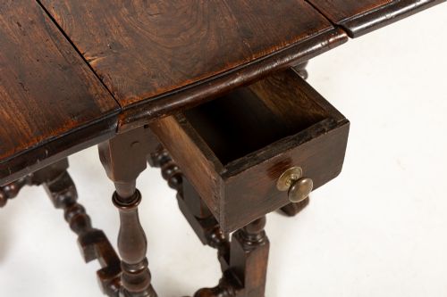 SMALL 17TH CENTURY ENGLISH OAK OCCASIONAL TABLE - ADDITIONAL PHOTO 2