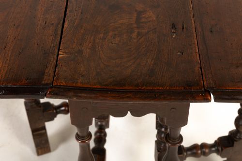 SMALL 17TH CENTURY ENGLISH OAK OCCASIONAL TABLE - ADDITIONAL PHOTO 3