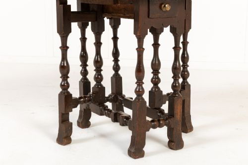 SMALL 17TH CENTURY ENGLISH OAK OCCASIONAL TABLE - ADDITIONAL PHOTO 7
