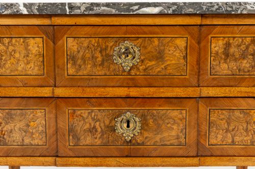 SMALL 18TH CENTURY FRENCH WALNUT COMMODE - ADDITIONAL PHOTO 3