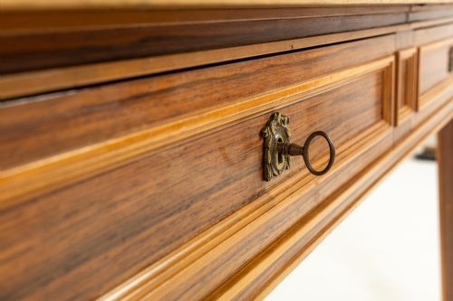 GRAND SCALE MID 20TH CENTURY ROSEWOOD BUREAU PLAT - ADDITIONAL PHOTO 7