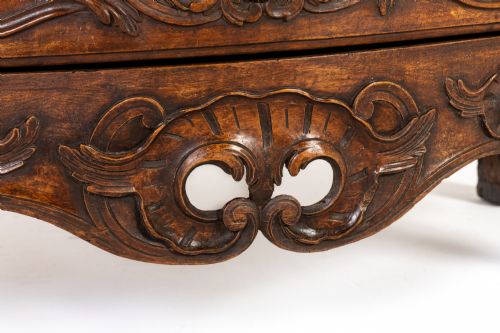 18TH CENTURY FRENCH WALNUT COMMODE - ADDITIONAL PHOTO 4