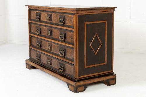 18TH CENTURY ITALIAN WALNUT CHEST OF DRAWERS - ADDITIONAL PHOTO 3