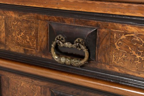 18TH CENTURY ITALIAN WALNUT CHEST OF DRAWERS - ADDITIONAL PHOTO 4