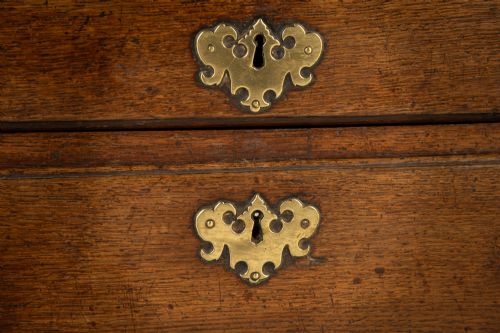 SMALL 18TH CENTURY ENGLISH OAK BUREAU - ADDITIONAL PHOTO 2