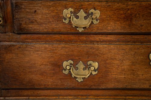 SMALL 18TH CENTURY ENGLISH OAK BUREAU - ADDITIONAL PHOTO 7