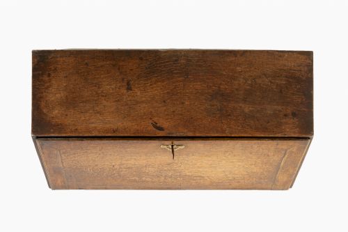 SMALL 18TH CENTURY ENGLISH OAK BUREAU - ADDITIONAL PHOTO 8