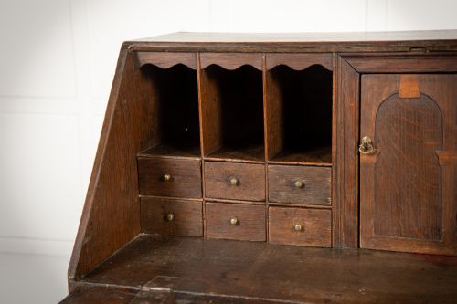 SMALL 18TH CENTURY ENGLISH OAK BUREAU - ADDITIONAL PHOTO 9
