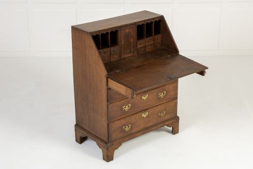 SMALL 18TH CENTURY ENGLISH OAK BUREAU - ADDITIONAL PHOTO 10