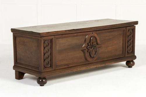 18TH CENTURY ITALIAN WALNUT COFFER - ADDITIONAL PHOTO 1