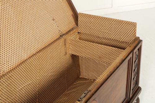 18TH CENTURY ITALIAN WALNUT COFFER - ADDITIONAL PHOTO 4