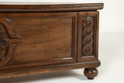 18TH CENTURY ITALIAN WALNUT COFFER - ADDITIONAL PHOTO 5
