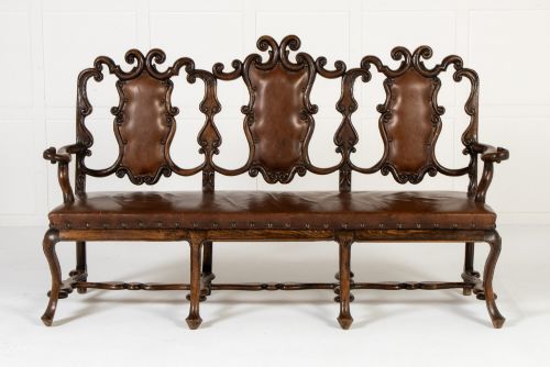 19TH CENTURY WALNUT SOFASETTEE