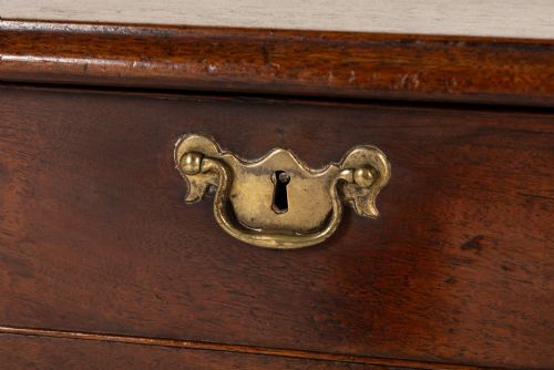 18TH CENTURY ENGLISH WALNUT CHEST OF DRAWERS - ADDITIONAL PHOTO 4