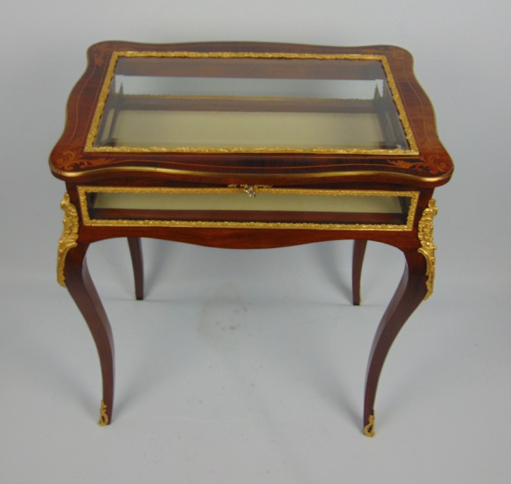 A fine rosewood bijouterie bijouterie display table 