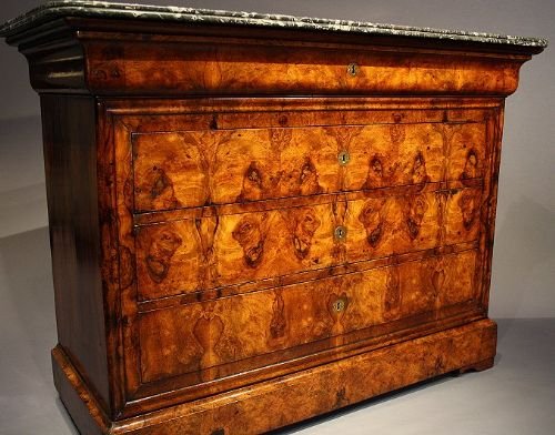 fig 1. Exceptional quality French walnut commode / chest of drawers
