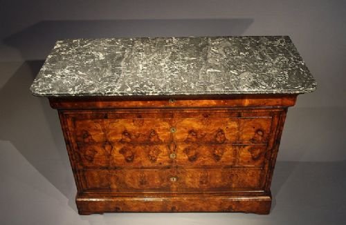 fig 3. Exceptional quality French walnut commode / chest of drawers