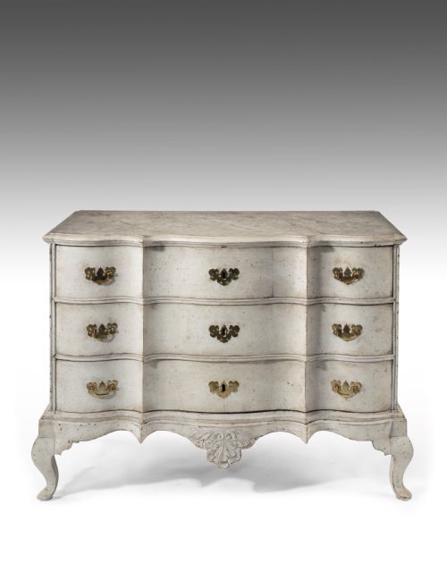 Mid 18th Century Baroque Serpentine Chest of Drawers
