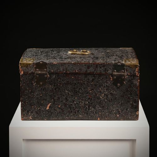 LATE 17TH CENTURY LEATHER AND BRASS TRAVELLING BOX - ADDITIONAL PHOTO 2
