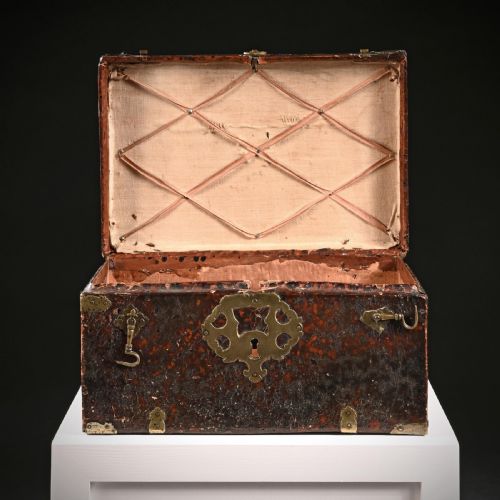 LATE 17TH CENTURY LEATHER AND BRASS TRAVELLING BOX - ADDITIONAL PHOTO 3