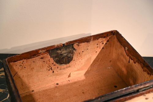 LATE 17TH CENTURY LEATHER AND BRASS TRAVELLING BOX - ADDITIONAL PHOTO 4