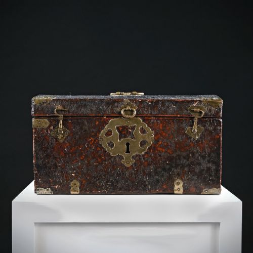 LATE 17TH CENTURY LEATHER AND BRASS TRAVELLING BOX - ADDITIONAL PHOTO 6
