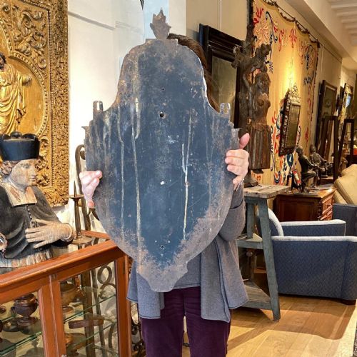 IMPRESSIVE PAIR OF LARGE EARLY 19TH CENTURY FRENCH TOLE PEINTE AND PARCEL GILT WALL LANTERNS - ADDITIONAL PHOTO 8