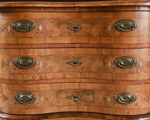 RARE MID 18TH CENTURY GERMAN WALNUT PEWTER AND IVORY MARQUETRY SERPENTINE COMMODE - ADDITIONAL PHOTO 4