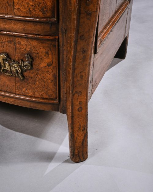RARE EARLY 18TH CENTURY LOUIS XV PROVINCIAL BURR ELM MAZARIN COMMODE - ADDITIONAL PHOTO 8