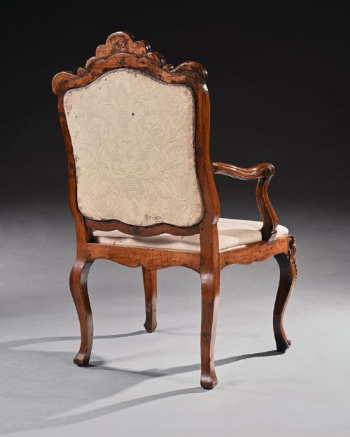MID 18TH CENTURY ITALIAN ROCOCO ARMCHAIR IN WALNUT WITH EXTRAVAGANTLY CARVED HEAD RAIL - ADDITIONAL PHOTO 5