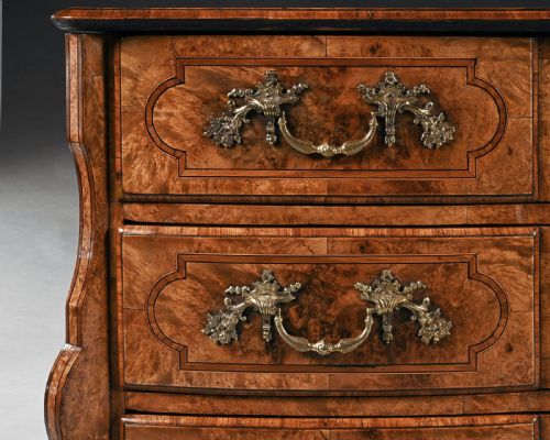 EARLY 18TH CENTURY REGENCE BURR MAPLE COMMODE ATTRIBUTED TO THOMAS HACHE OF GRENOBLE - ADDITIONAL PHOTO 3