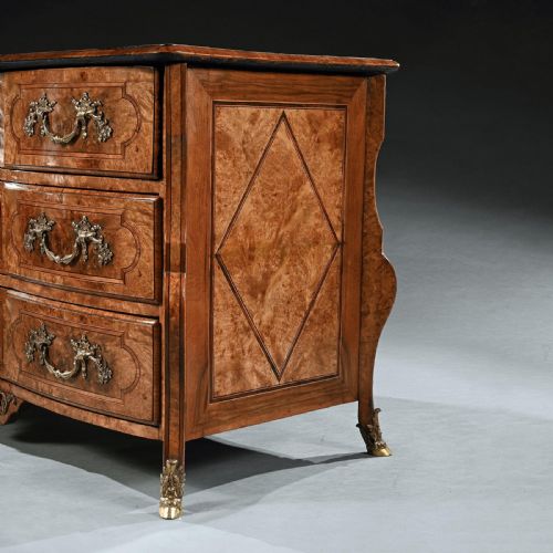 EARLY 18TH CENTURY REGENCE BURR MAPLE COMMODE ATTRIBUTED TO THOMAS HACHE OF GRENOBLE - ADDITIONAL PHOTO 4