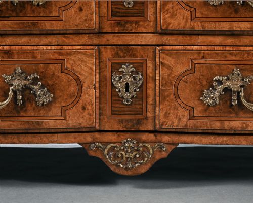 EARLY 18TH CENTURY REGENCE BURR MAPLE COMMODE ATTRIBUTED TO THOMAS HACHE OF GRENOBLE - ADDITIONAL PHOTO 5