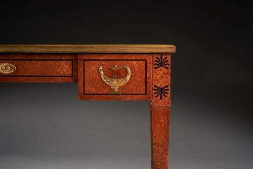 FINE 19TH CENTURY FRENCH NEOCLASSICAL STYLE AMBOYNA AND GILT BRONZE MOUNTED WRITING TABLE - ADDITIONAL PHOTO 4