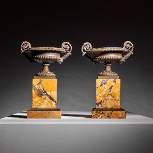 A PAIR OF EARLY 19TH CENTURY FRENCH BRONZE AND MARBLE TAZZAS OF PARTICULARLY HIGH QUALITY AND LARGE SIZE