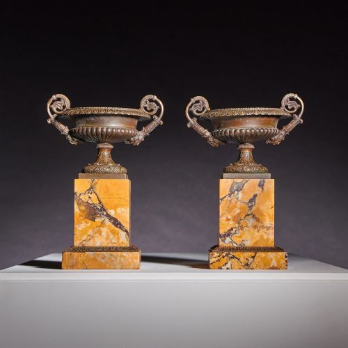 A PAIR OF EARLY 19TH CENTURY FRENCH BRONZE AND MARBLE TAZZAS OF PARTICULARLY HIGH QUALITY AND LARGE SIZE - ADDITIONAL PHOTO 1